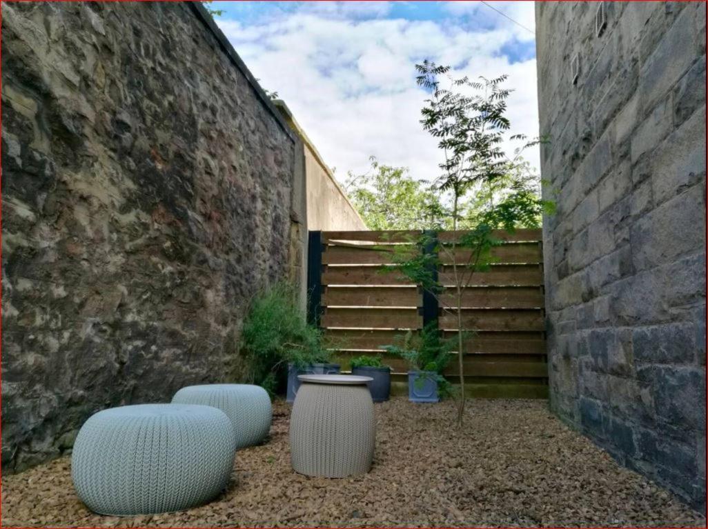 Central Mezzanine Apartment In Historic School EDI Exterior foto
