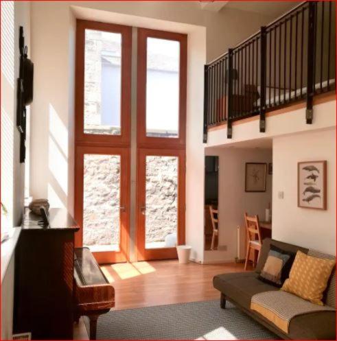 Central Mezzanine Apartment In Historic School EDI Exterior foto
