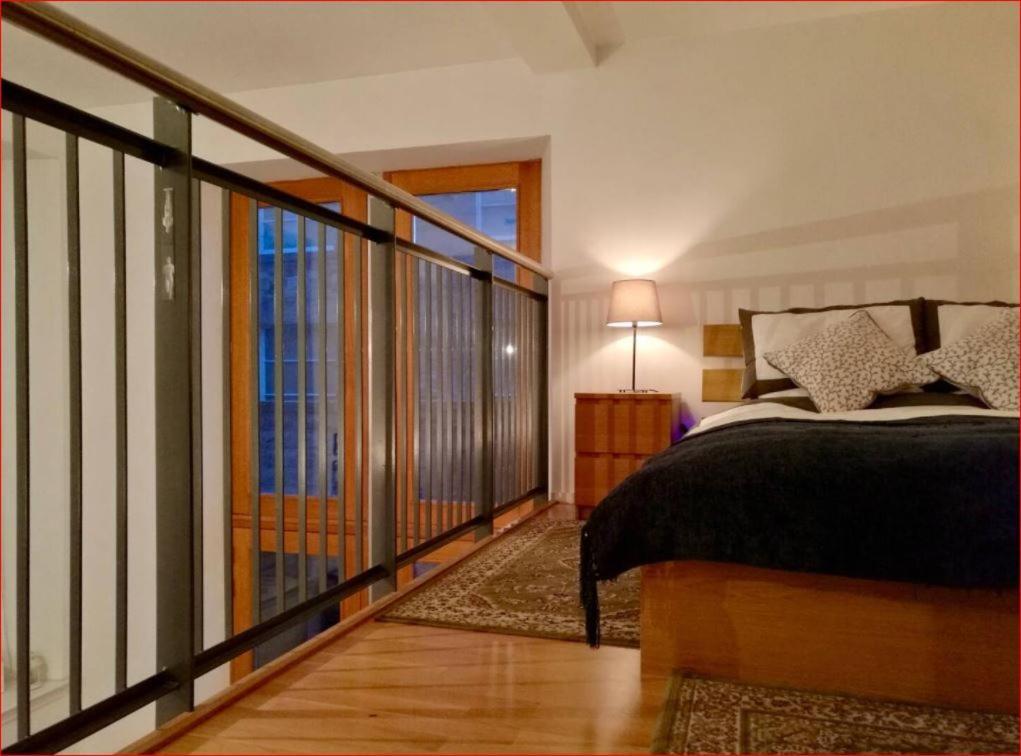 Central Mezzanine Apartment In Historic School EDI Exterior foto