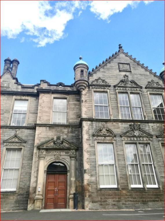 Central Mezzanine Apartment In Historic School EDI Exterior foto